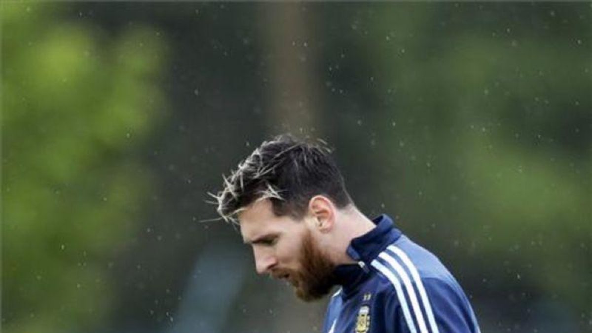 Leo Messi no tendría claro si renovar por el Barça, club con el que tiene contrato hasta 2018.-EL PERIÓDICO