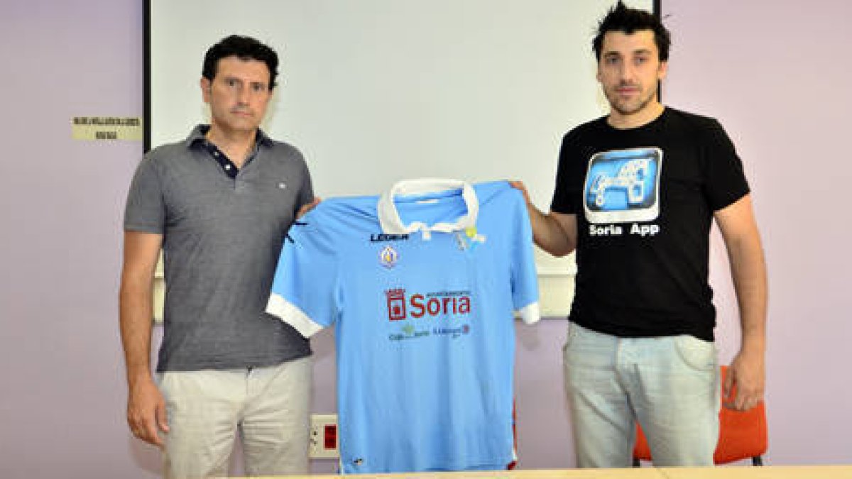 Ángel Romera junto al entrenador-jugador del Río Duero, Alfonso Flores. / ÁLVARO MARTÍNEZ-