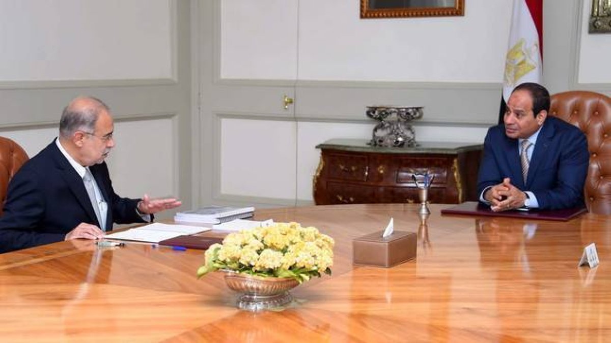 Al Sisi (derecha) posa con el hasta ahora ministro del Petróleo, en una imagen de este sábado.-Foto:  PRESIDENCIA DE EGIPTO