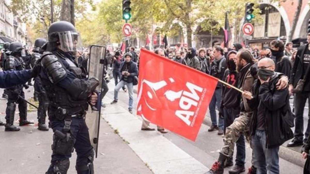 Ciudadanos se enfrentan a miembros de la policia antidisturbios durante una manifestacion en Paris Francia hoy 10 de octubre de 2017. /-CHRISTOPHE PETIT TESSON / EFE