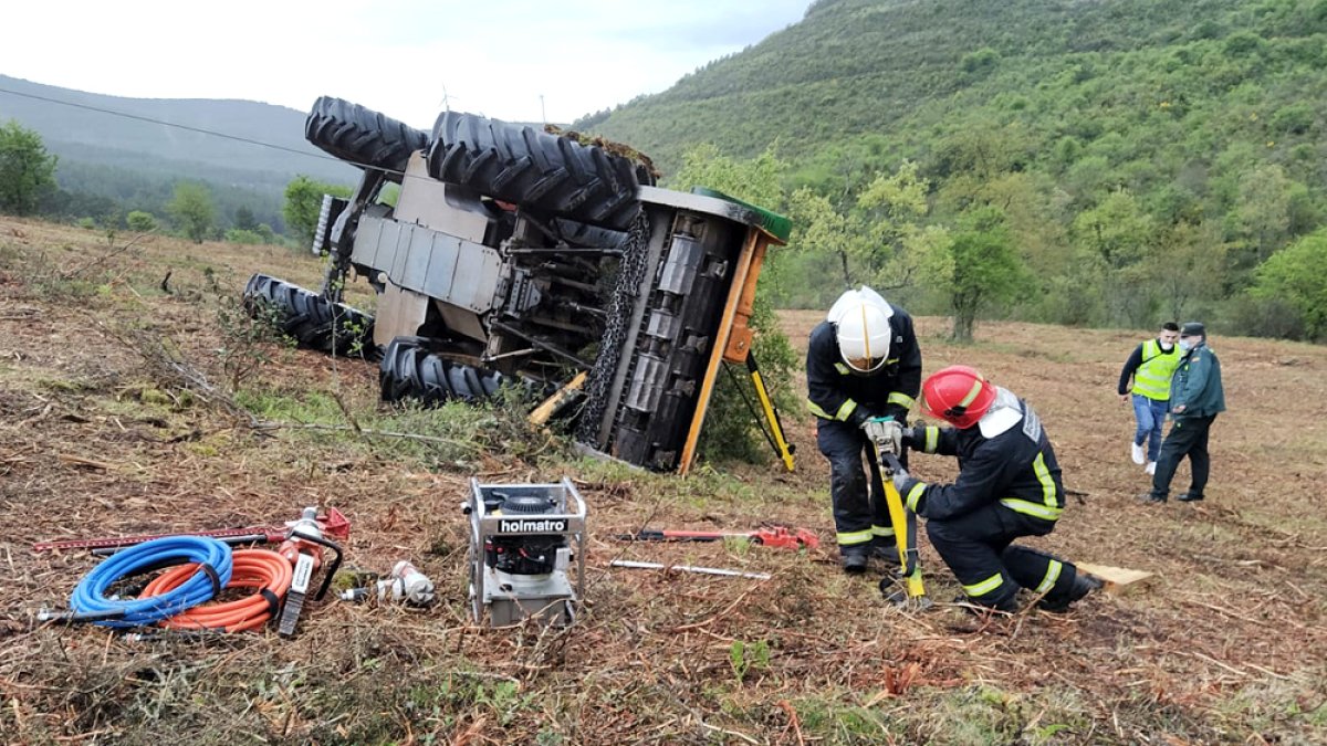 Los bomberos de Ólvega excarcelan el cadáver.-Bomberos Ólvega