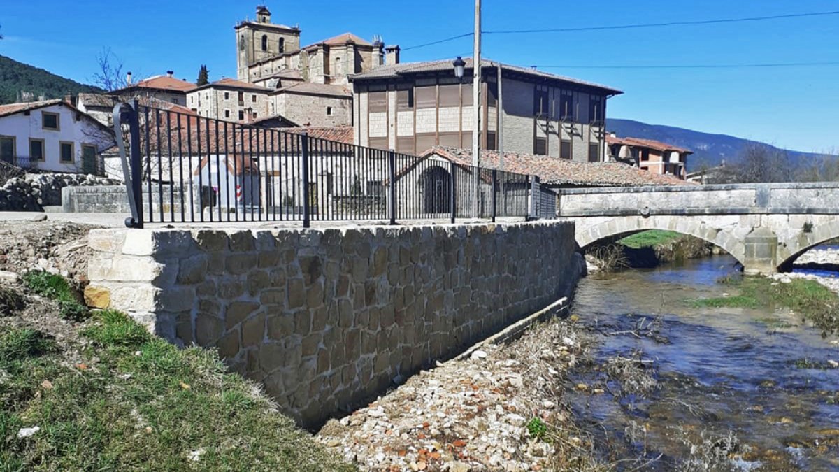 Muro de contención con barandilla de forja junto al puente de Vinuesa.-HDS
