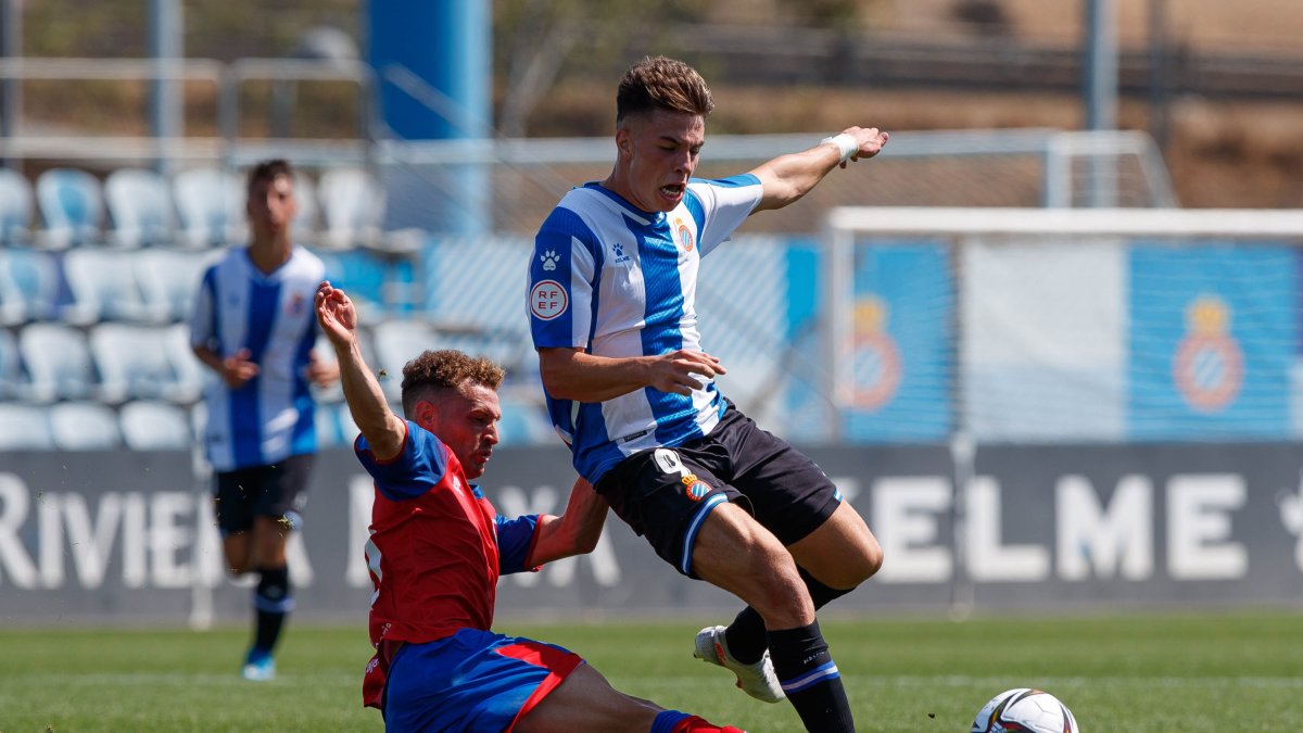 Mahicas y Jordi Tur, durante el partido entre el Espanyol B y el Numancia la temporada anterior. HDS