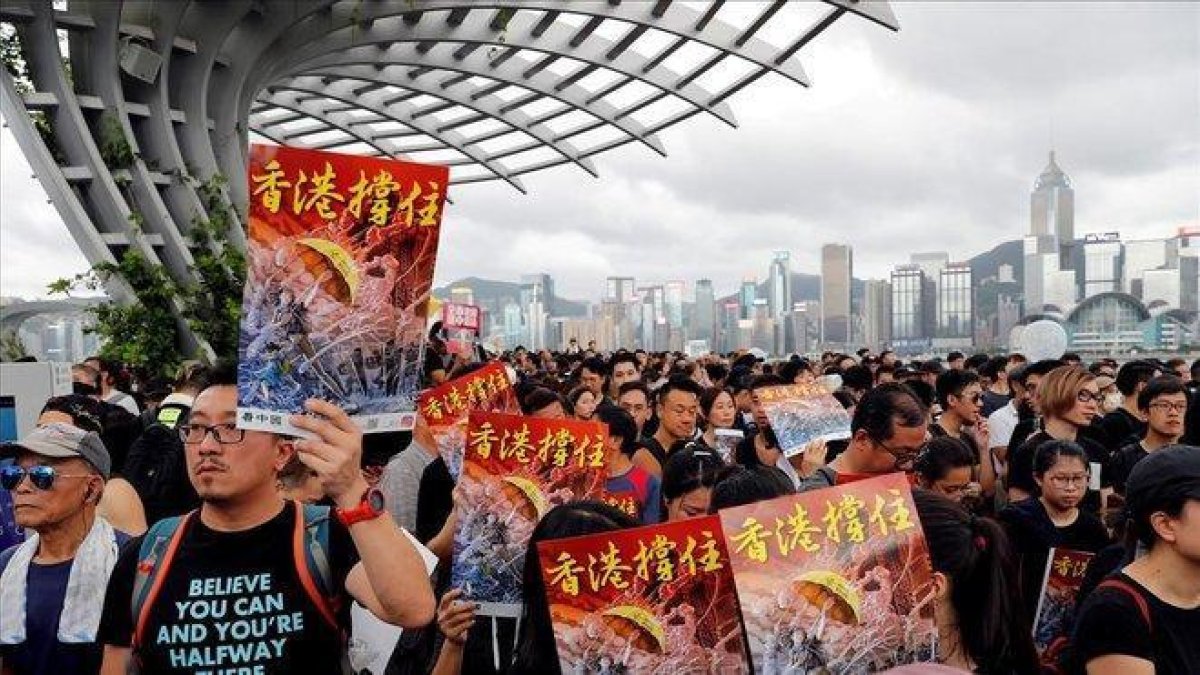 Los manifestantes se concentran en las inmediaciones de la estación de West Kowloon .-
