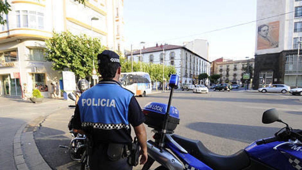 Un policía municipal realiza su trabajo en la céntrica plaza de Mariano Granados. / VALENTÍN GUISANDE-
