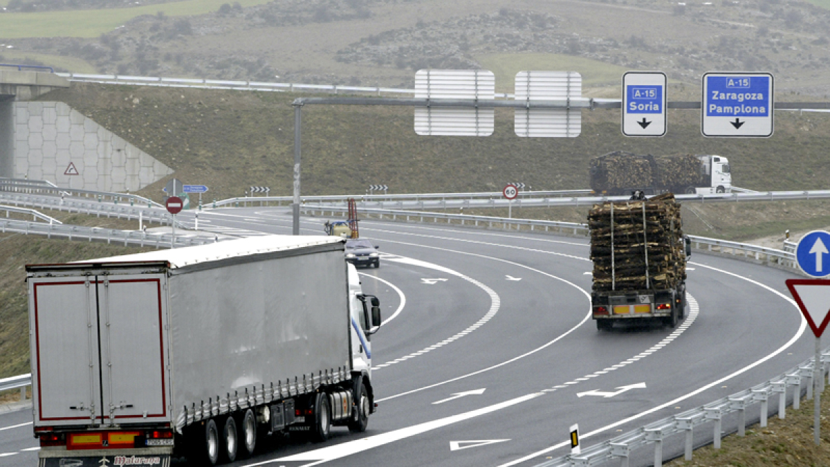 Camiones accediendo a la variante de Ágreda en una imagen de archivo. HDS