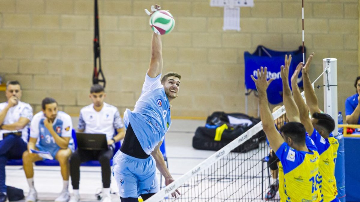 Acción de juego de Villalba frente al CV Guaguas. MARIO TEJEDOR