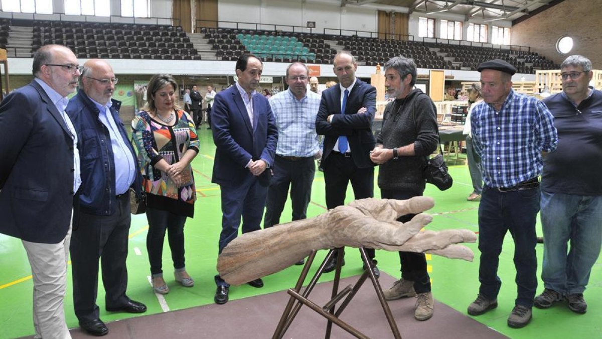 Responsables institucionales en la visita a los stands de la feria-V.G.
