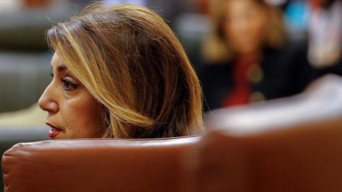 La líder del PSOE andaluz, Susana Díaz, durante una sesión en el Parlamento regional.-JULIO MUÑOZ (EFE)