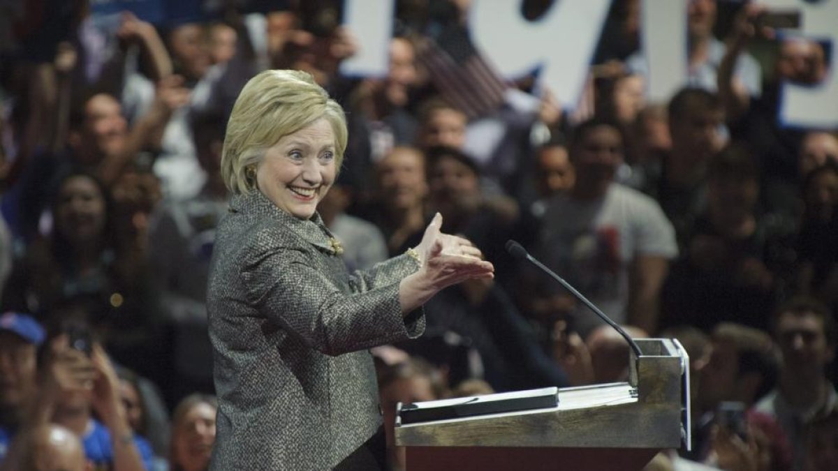 Hillary Clinton celebra su victoria en las primarias de Pensilvania.-EFE / TRACIE VAN AUKEN