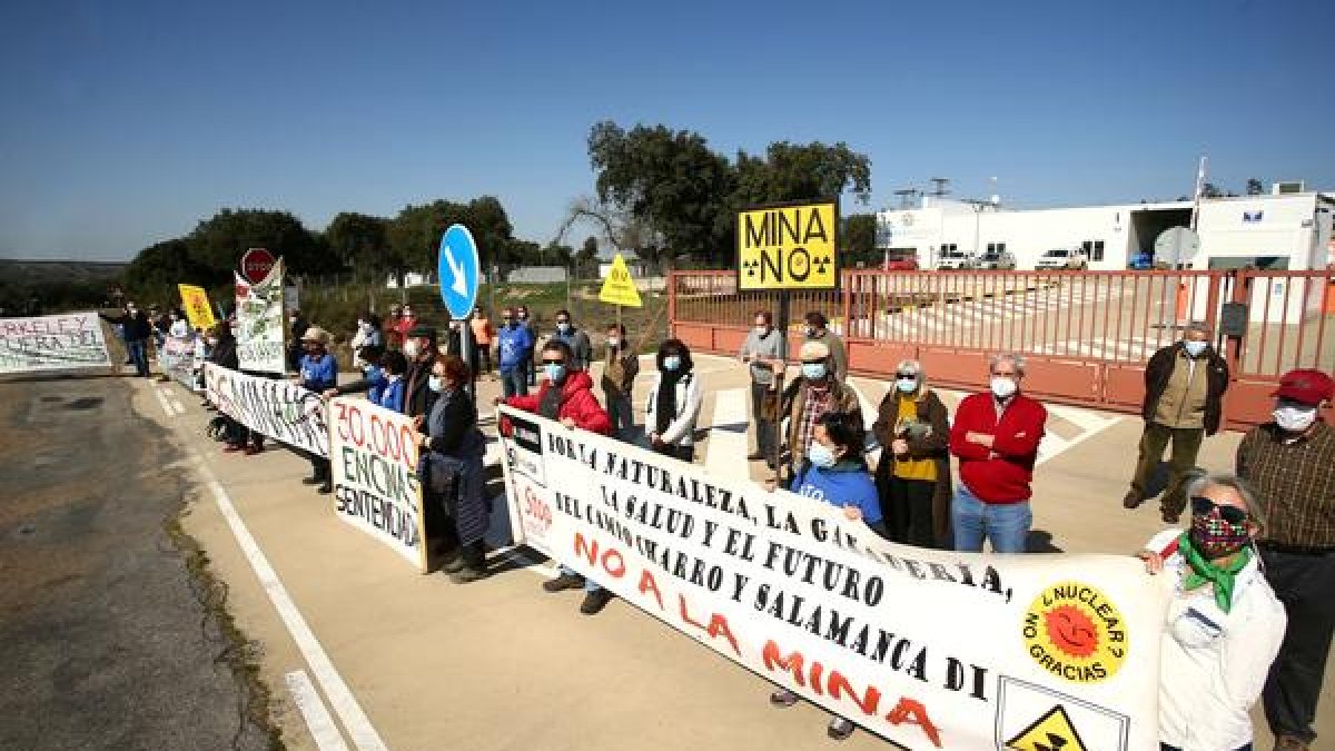 Protestas ante las oficinas de la empresa promotora de la mina de uranio. ICAL