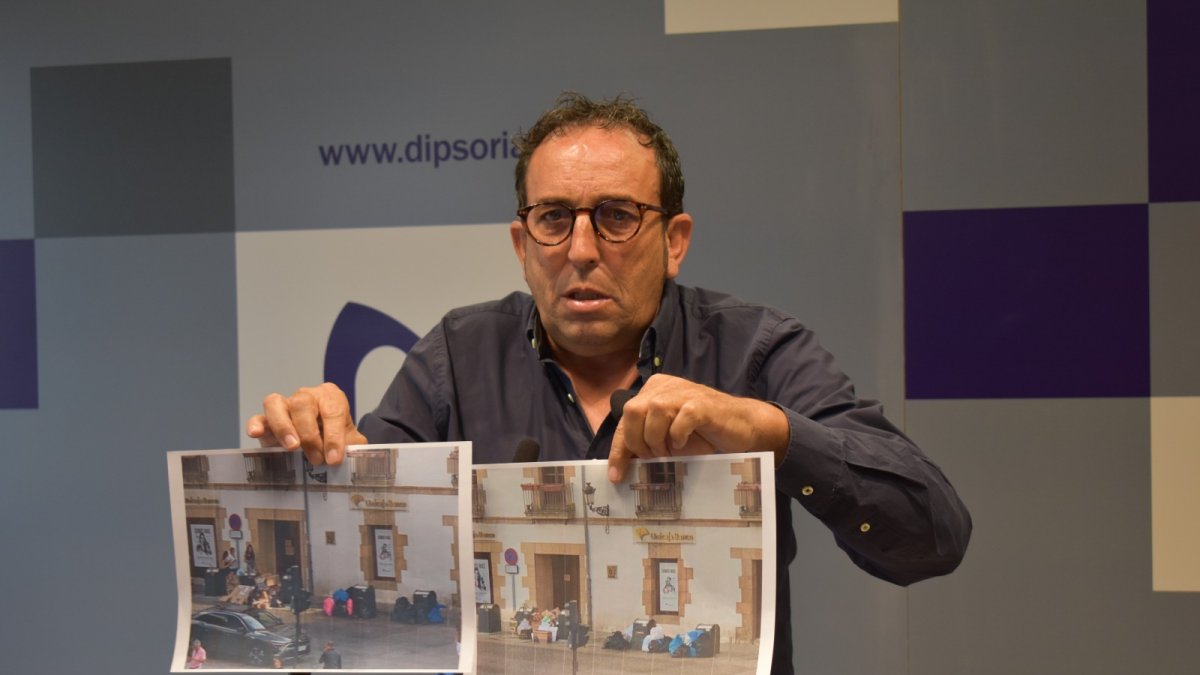 Raúl Lozano muestra las imágenes de la basura en los contenedores de la capital. HDS