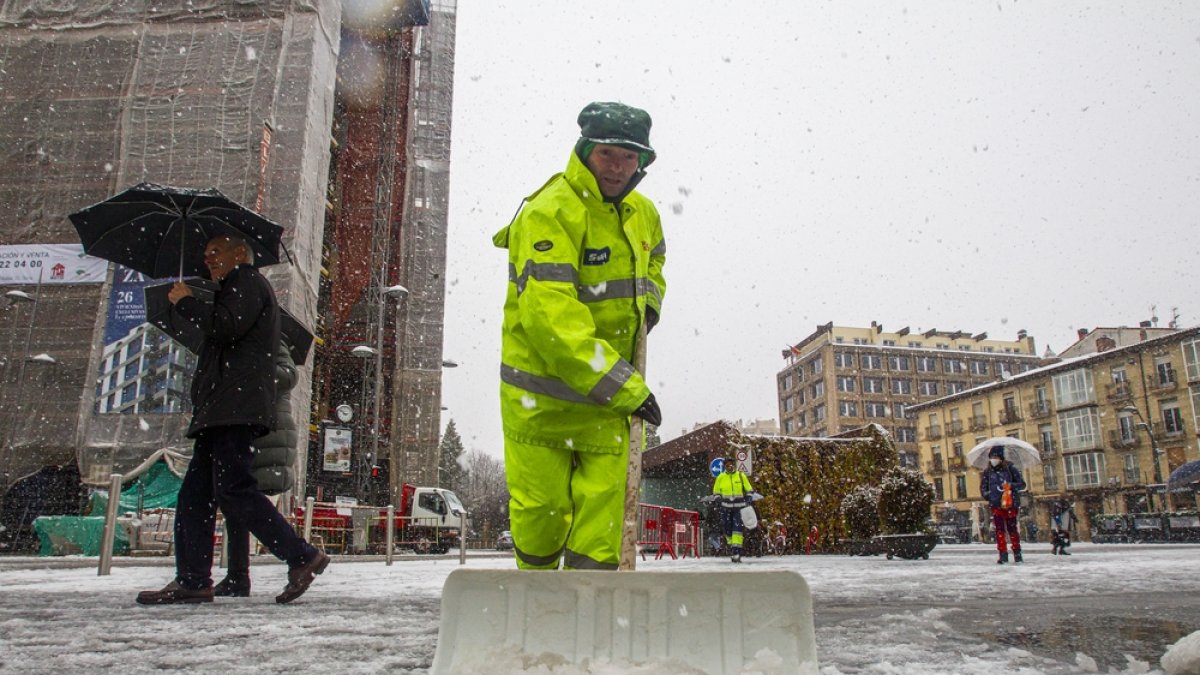 Un operario retira nieve en Ramón y Cajal este mismo martes. MARIO TEJEDOR