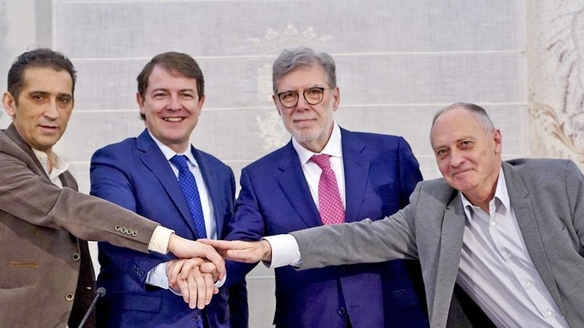 Vicente Andrés (CCOO), Fernández Mañueco, Santiago Aparicio (Cecale) y Faustino Temprano (UGT) rubricaron los primeros acuerdos de Diálogo Social en la etapa Mañueco. ICAL
