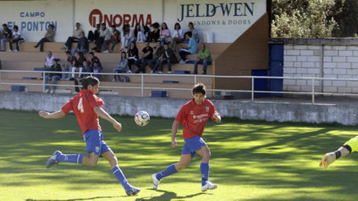 Dos jugadores del Norma durante un partido en El Pontón. / VALENTÍN GUISANDE-