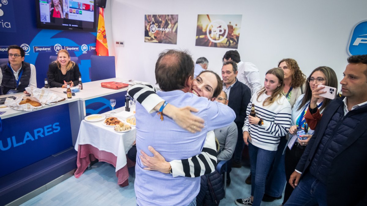 Benito Serrano felicitando a Belén Izquierdo ayer en la sede del PP. -GONZALO MONTESEGURO