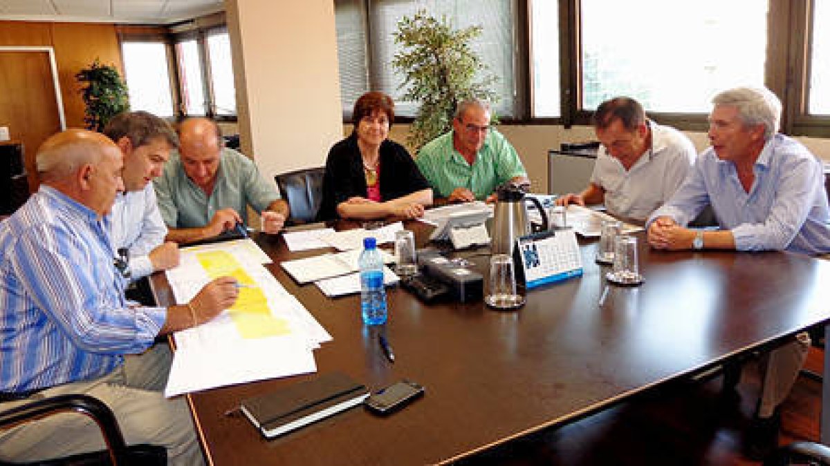 Un momento de la reunión celebrada ayer en Madrid entre los responsables del Ministerio y los representantes de los ayuntamientos. / MINISTERIO DE AGRICULTURA, ALIMENTACIÓN Y MEDIO AMBIENTE-