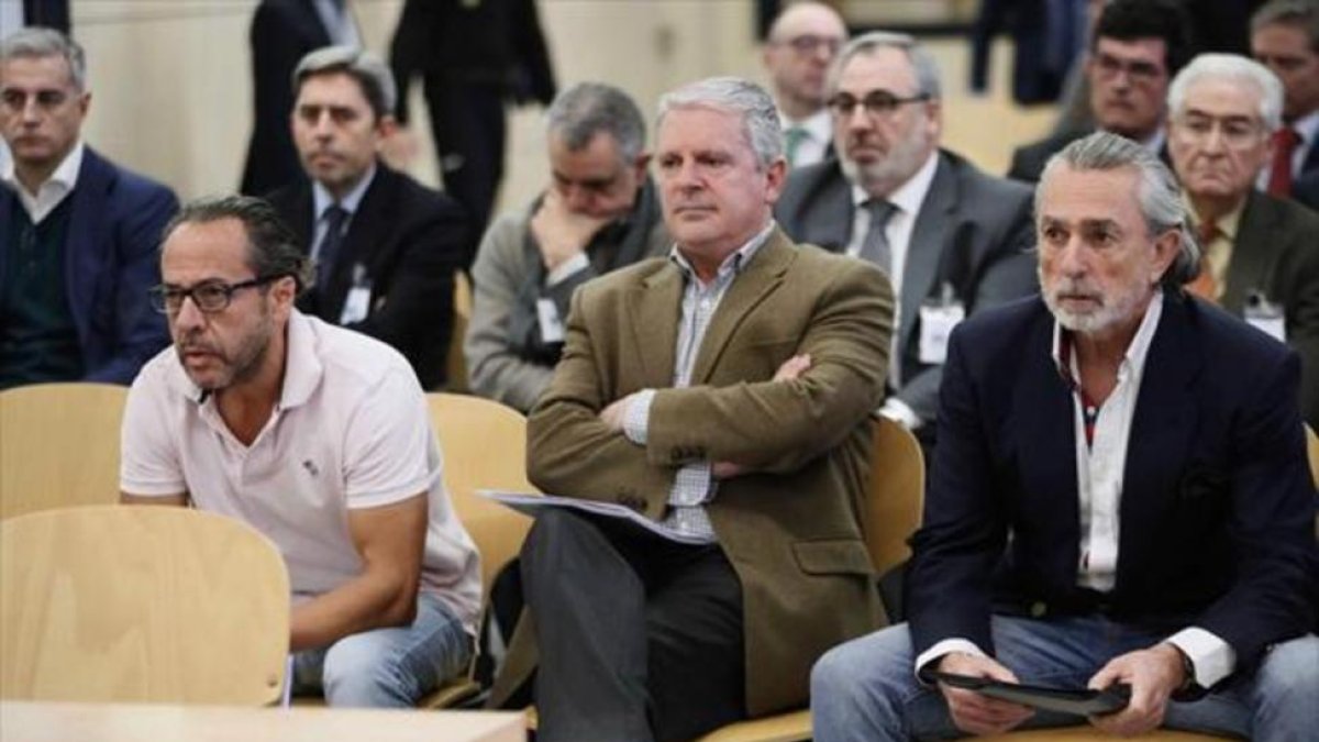 Álvaro Pérez Alonso, el Bigotes, Pablo Crespo y Francisco Correa, el lunes en el juicio por la Gürtel valenciana en San Fernando de Henares (Madrid).-EFE/ FERNANDO ALVARADO