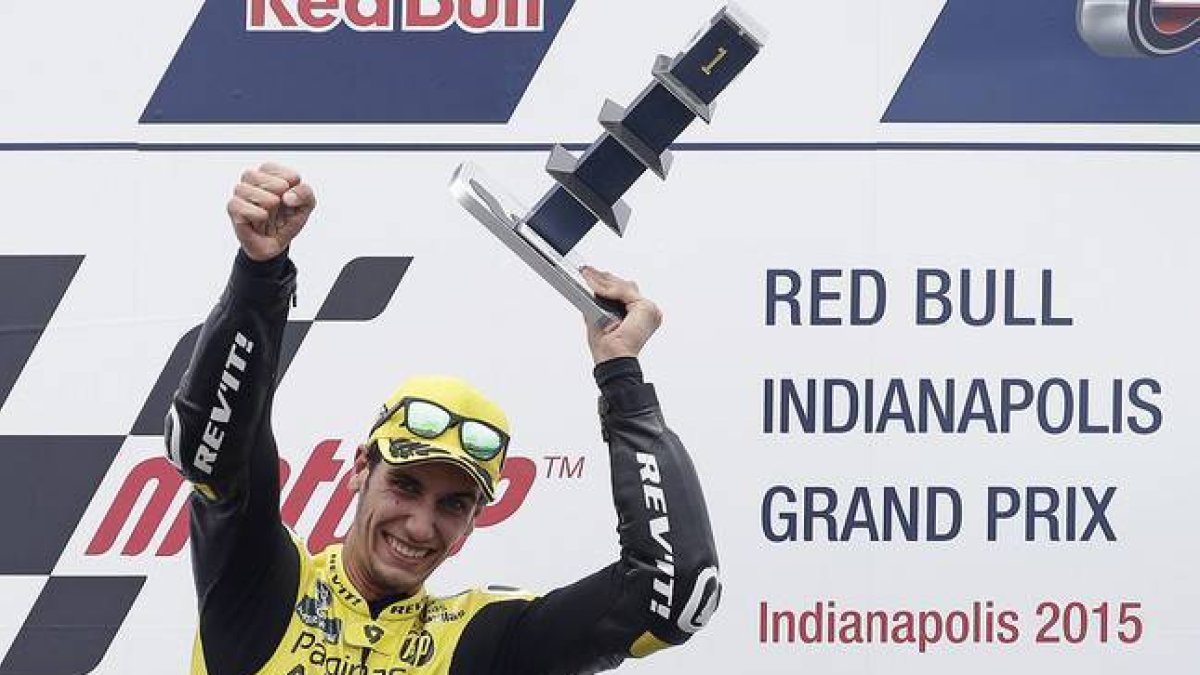 Álex Rins, en el podio de Indianápolis, con el trofeo que lo acredita como ganador del gran premio.-AP / DARRON CUMMINGS