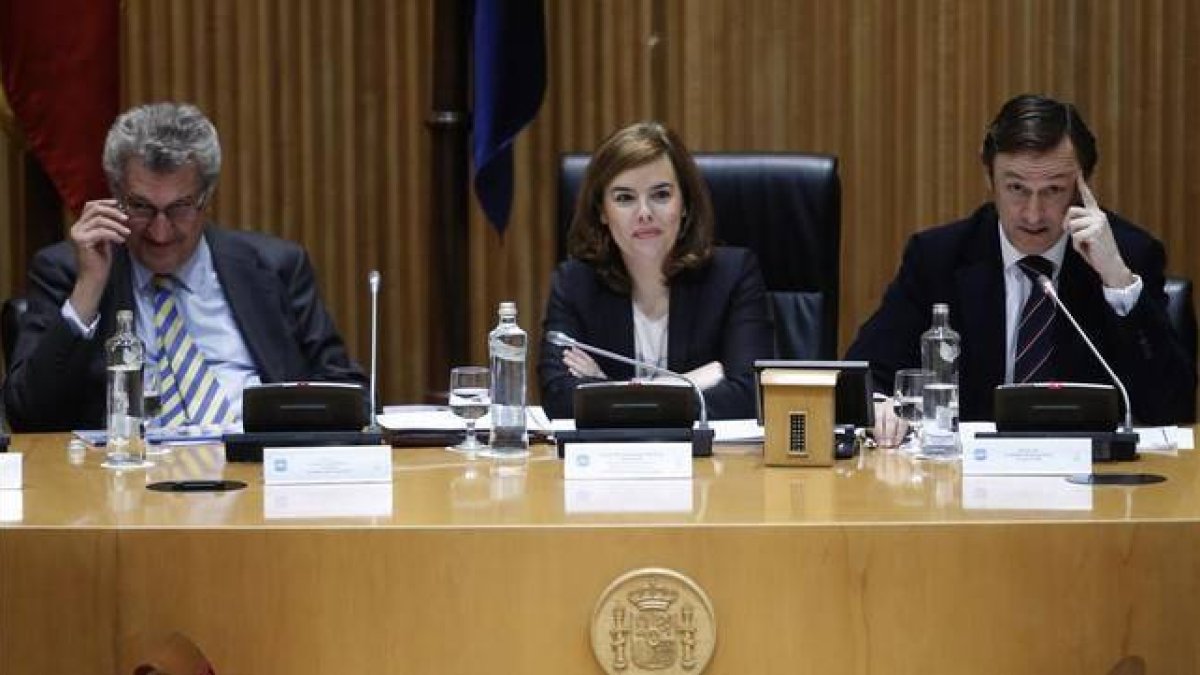 La vicepresidenta del Gobierno, Soraya Sáenz de Santamaría, preside este martes la reunión del grupo popular en el Congreso.-Foto: JUAN MANUEL PRATS