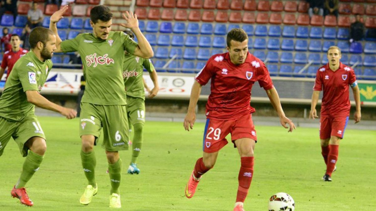 Luis Valcarce avanza con el balón durante el último Numancia-Sporting disputado en Los Pajaritos.-ÁLVARO MARTINEZ