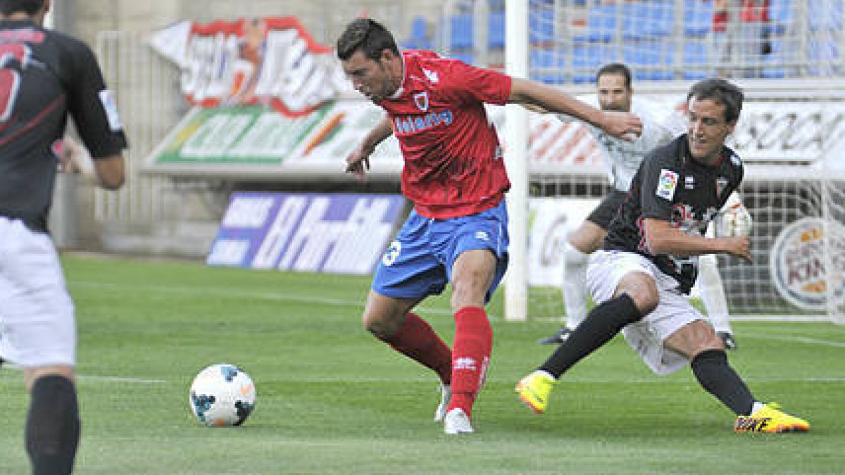 Sergi Enrich durante un partido en Los Pajaritos. / DIEGO MAYOR-