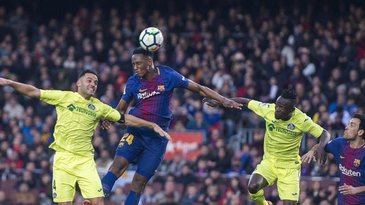 Yerry Mina cabecea a portería.-JORDI COTRINA