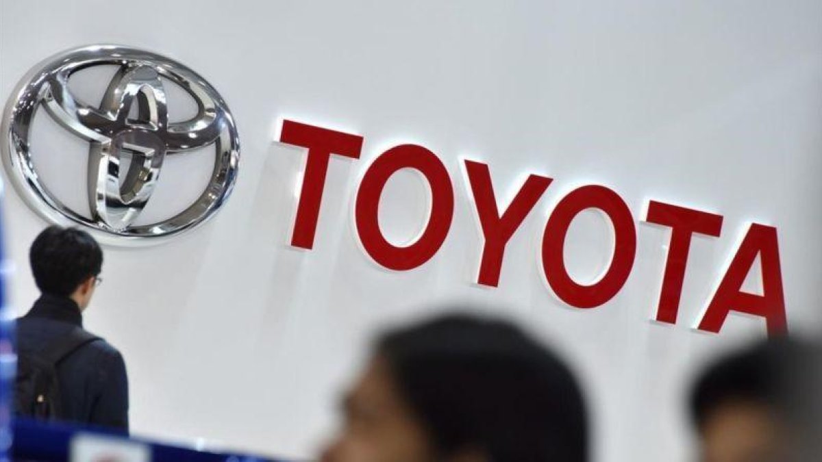 El logo de Toyota en una feria en Tokio.-AFP /KAZUHIRO NOGI