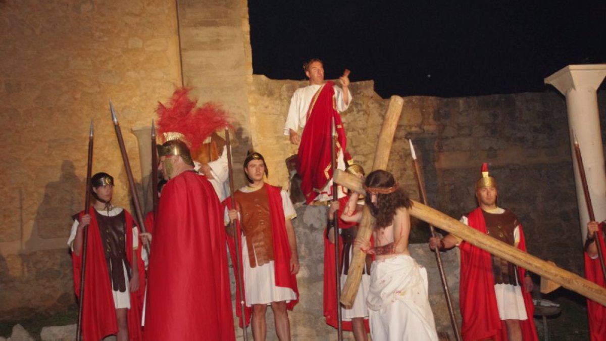 Alcoba de la Torre (Soria) representó un año más La Carrera, su singular representación de la Pasión de Cristo. En la noche de Viernes Santo el pueblo se convirtió en el Gólgota gracias a decenas de actores. Estas fueron las fotos.