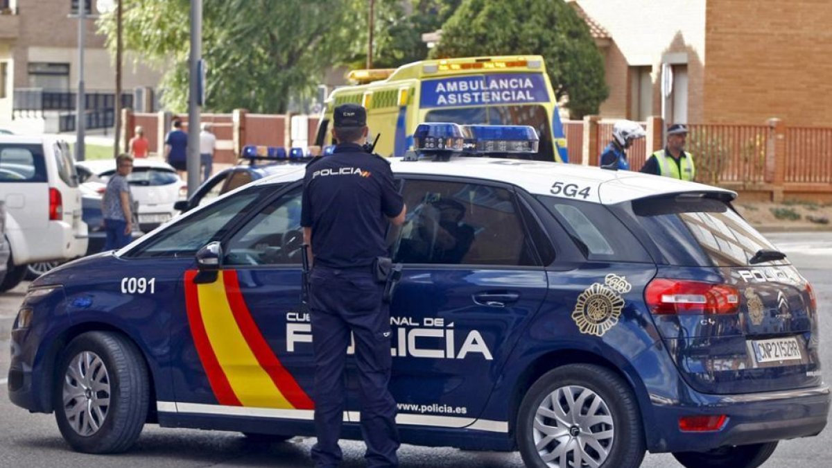 Una dotación de la Policía Nacional en una incidencia.-HDS