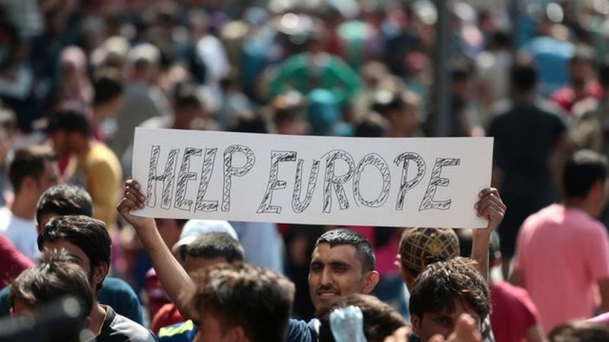 Un inmigrante se manifiesta este jueves en Budapest con una pancarta en la que se lee 