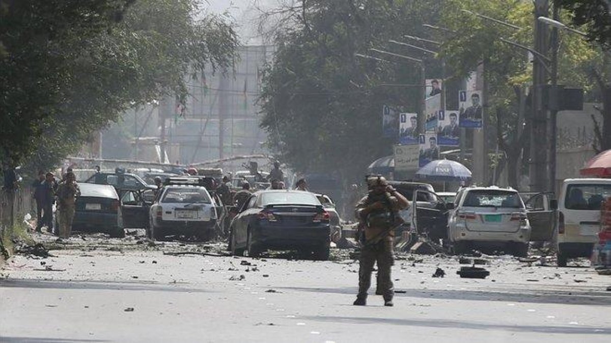Coches dañados en el sitio del atentado suicida, con furgoneta bomba en el centro de Kabul, Afganistán.-AGENCIAS