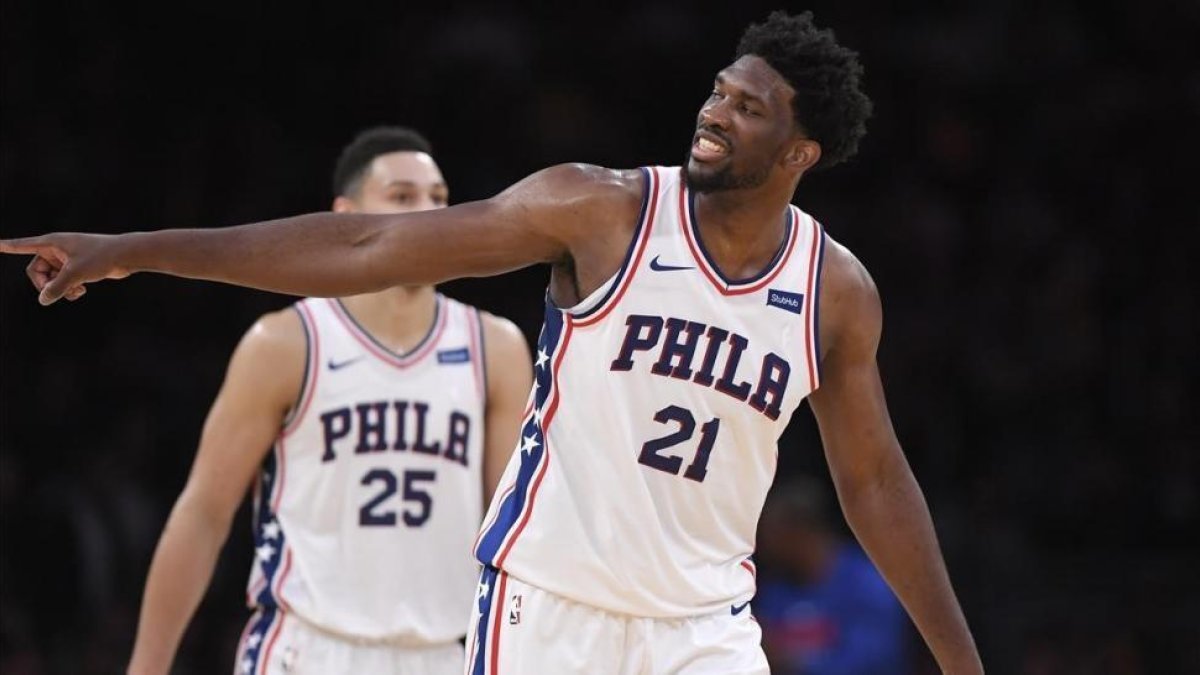 Joel Embiid celebrando una de sus canastas ante Los Lakers-/ MARK J TERRILL