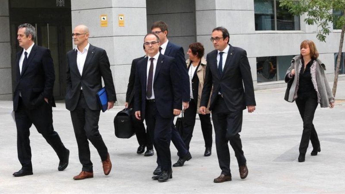 Los exconsellers dirigiéndose a la Audiencia Nacional, el pasado 2 de noviembre.-JUAN MANUEL PRATS
