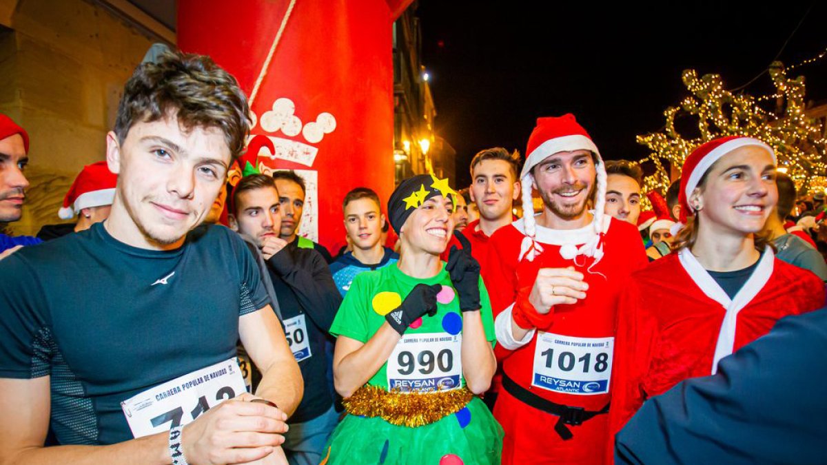 Élgar Lloret y Marta Pérez, en la salida, ayer, de la Carrera de Navidad. MARIO TEJEDOR