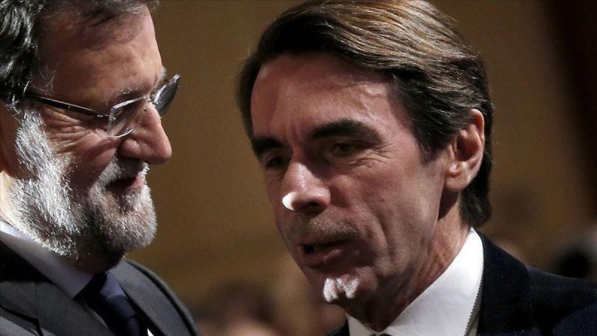 Los expresidentes José María Aznar y Mariano Rajoy en una convención del PP de 2015.-JOSÉ LUIS ROCA