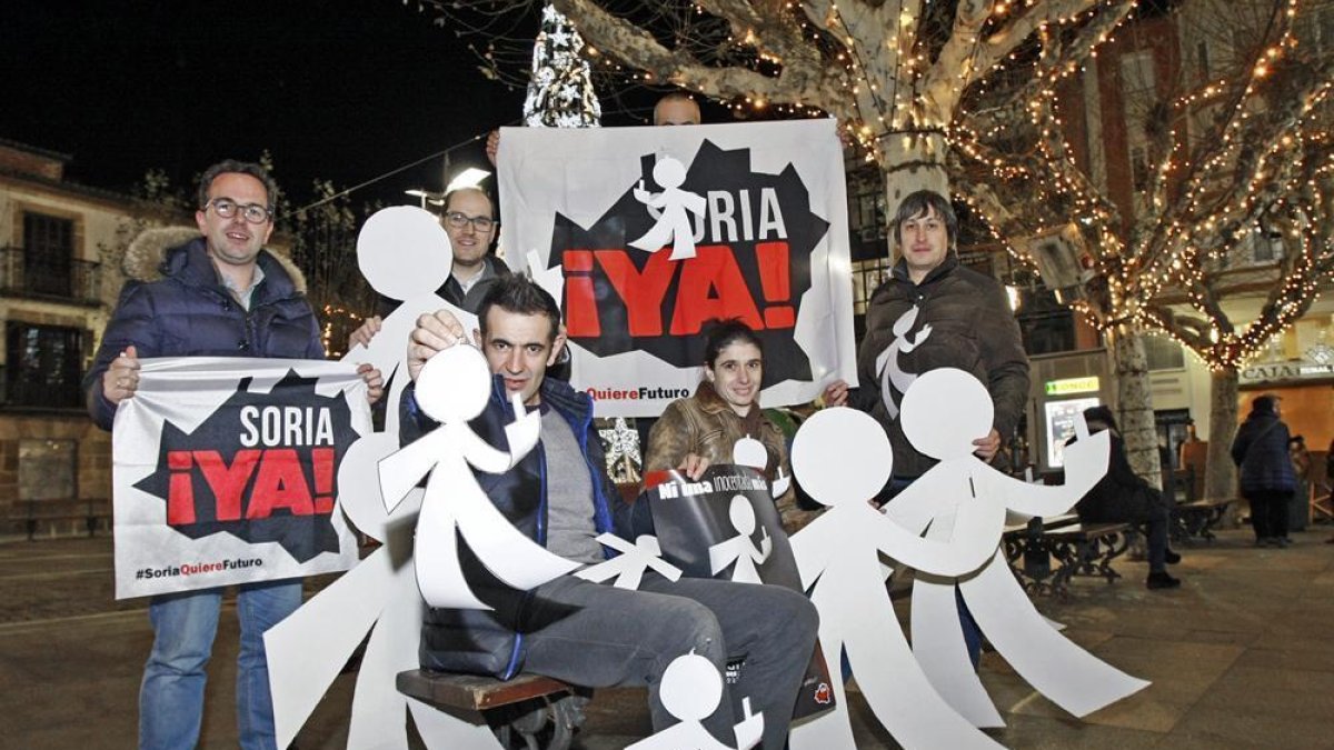Representantes de la plataforma, ayer, en el centro de la ciudad con muñecos de inocentes que se repartirán hoy a los participantes de la manifestación.-MARIO TEJEDOR
