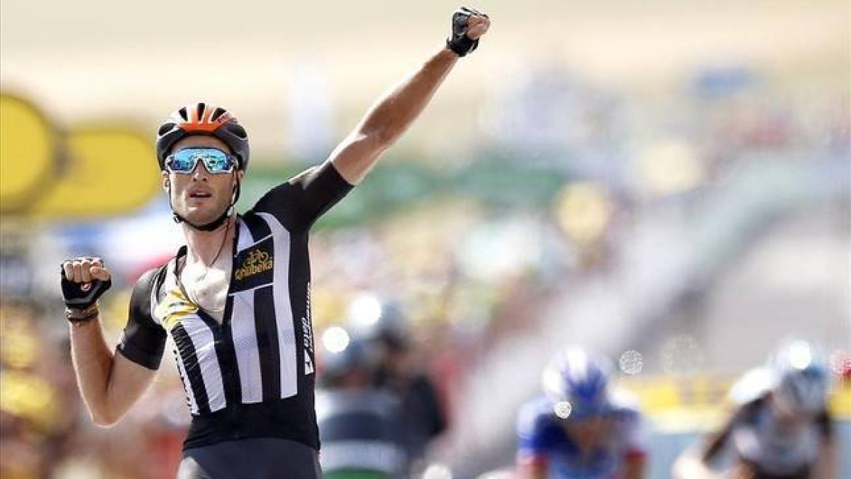El británico Steve Cumming celebra la victoria de etapa en el Tour en el aeródromo de Mende, adonde llegó por delante de Pinot y Bardet.-Foto: EFE / YOAN VALAT