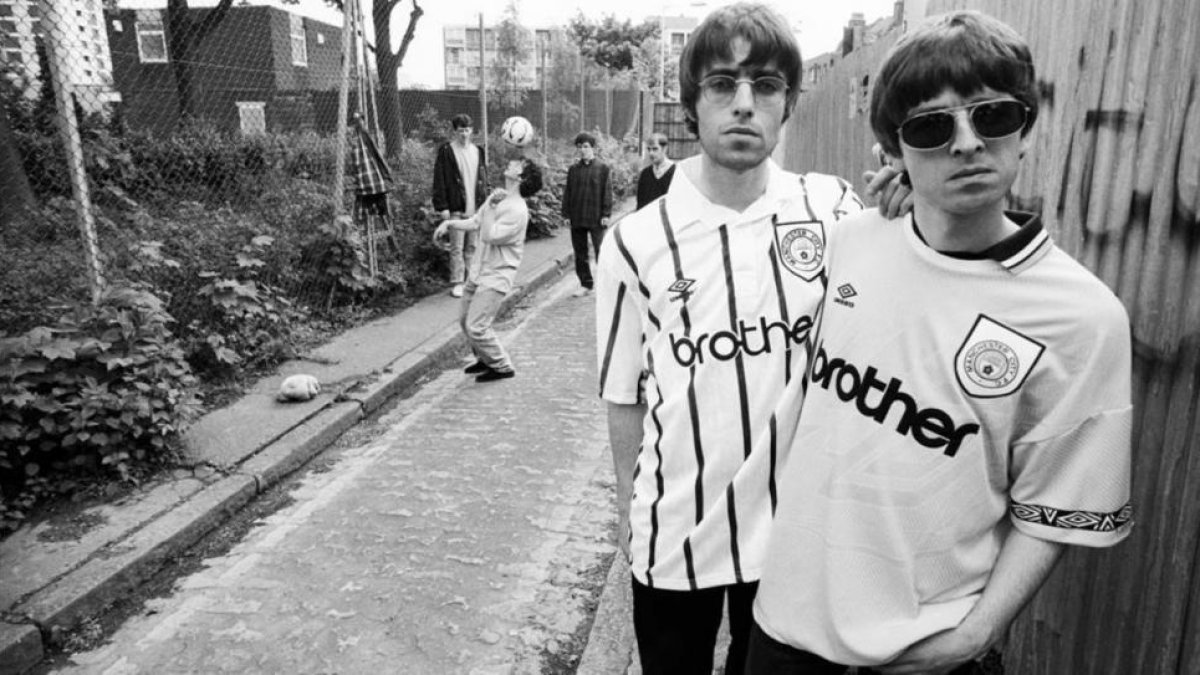 Liam y Noel Gallagher, con camisetas del Manchester City, en los años 90.-EL PERIÓDICO