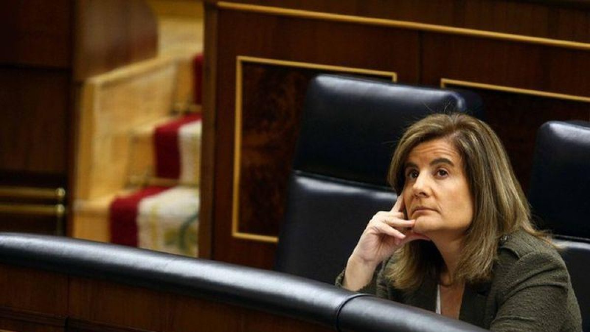 La ministra de Empleo, Fátima Bañez, en el pleno del Congreso de los Diputados.-AGUSTIN CATALAN