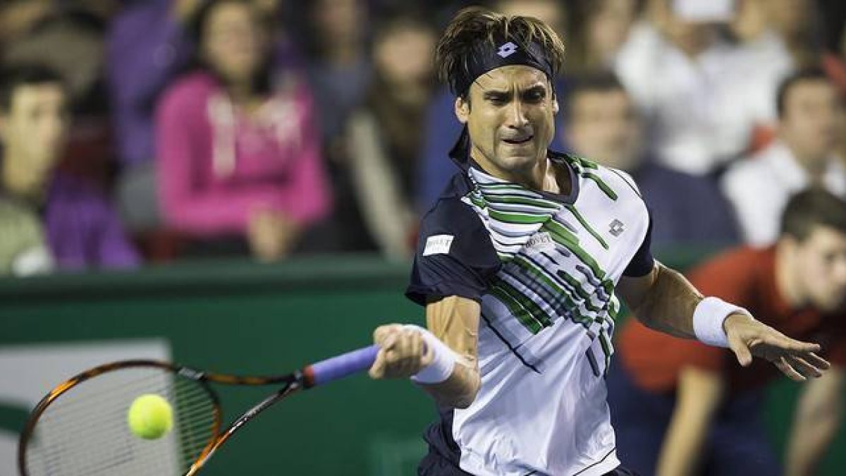 David Ferrer devuelve la pelota a David Goffin en el partido que los ha enfrentado hoy en el torneo Masters 1000 Paris-Bercy.-Foto: EL PERIÓDICO