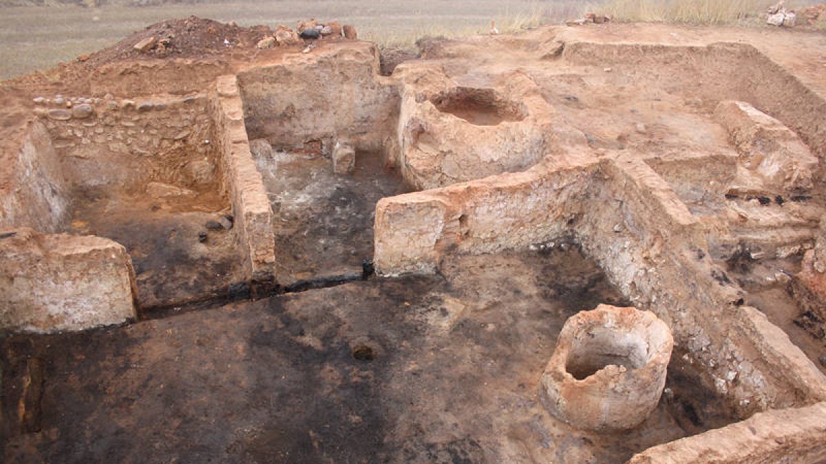 Restos arqueológicos de una de las viviendas encontradas en el yacimiento. /JCYL-