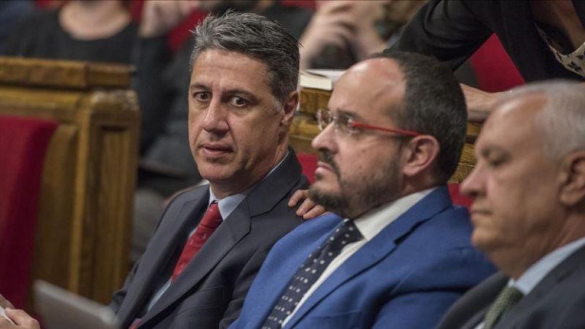 El líder del PPC, Xavier García Albiol, junto a los diputados Alejandro Fernández y Santi Rodríguez, en el Parlament.-FERRAN SENDRA