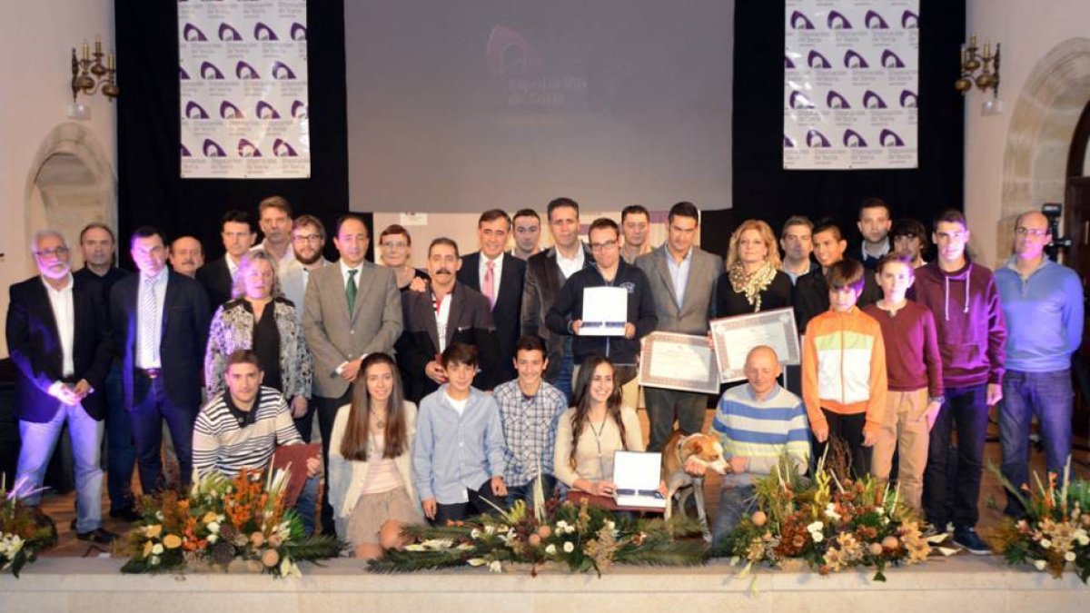 Miguel Induráin en la foto de familia de los premios a deportistas entregados ayer por Diputación.-ÁLVARO MARTÍNEZ