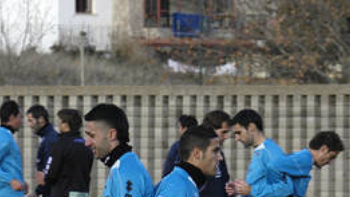Garmendia y Diego Antón durante el entrenamiento del equipo ayer en el anexo. / ÁLVARO MARTÍN-