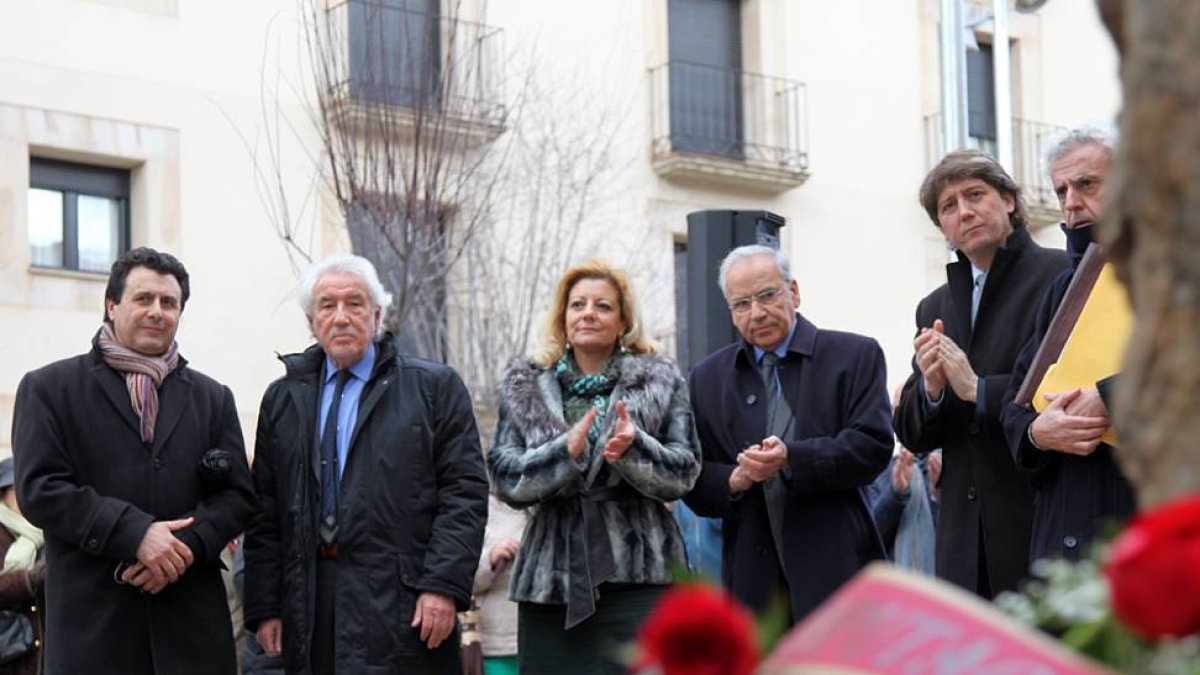 Ofrenda floral en el busto de Machado.-DIEGO MAYOR