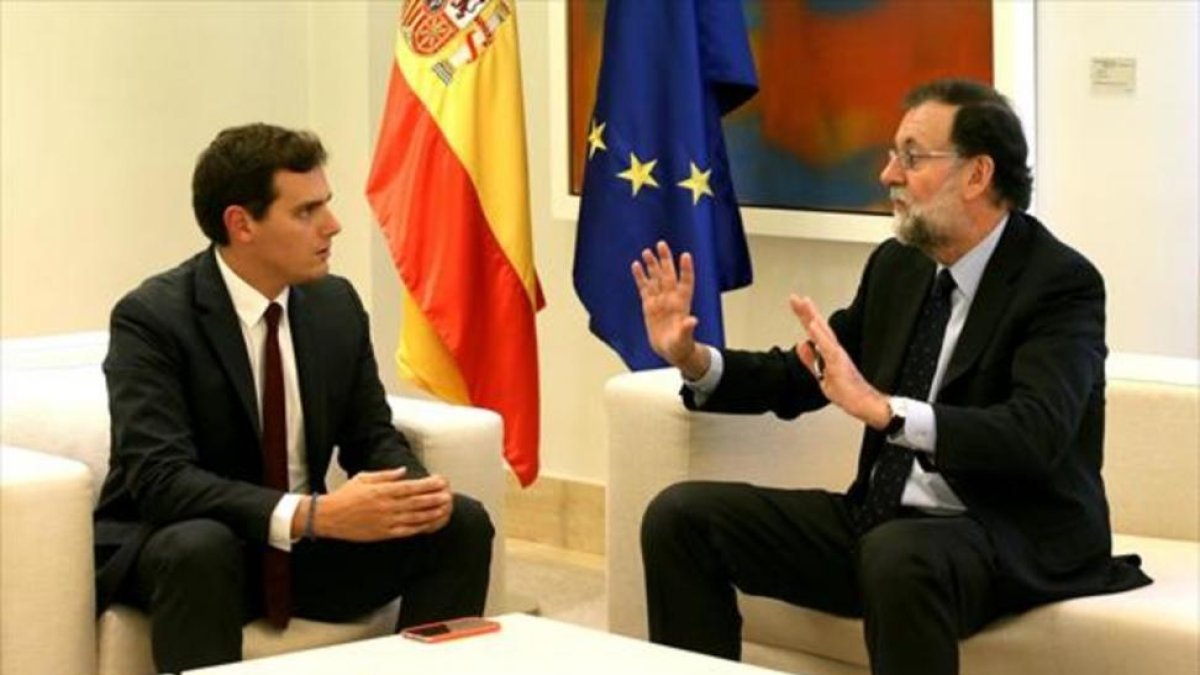 El líder de Ciudadanos, Albert Rivera, con el presidente del Gobierno, Mariano Rajoy.-/ JUAN MANUEL PRATS / FERRAN SENDRA