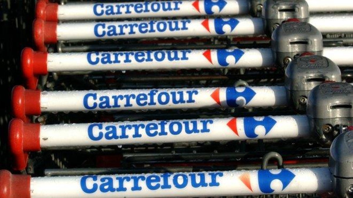 Carros de la compra de Carrefour.-