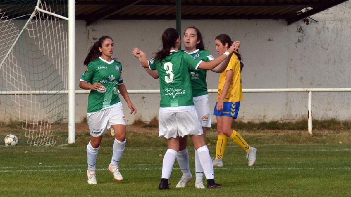 Las chicas del San José celebran el primer tanto conseguido ayer por Sofía en el San Juan de Garray.-S. I. B.