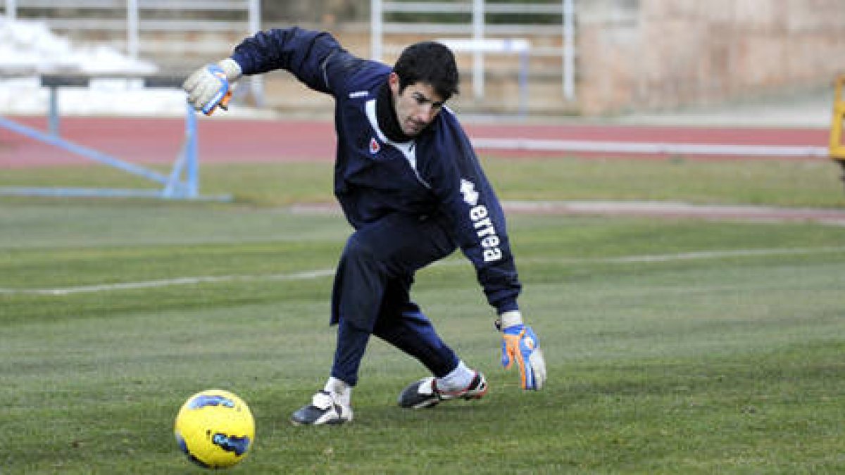 Navarro será baja para las próximas tres semanas. / VALENTÍN GUISANDE-